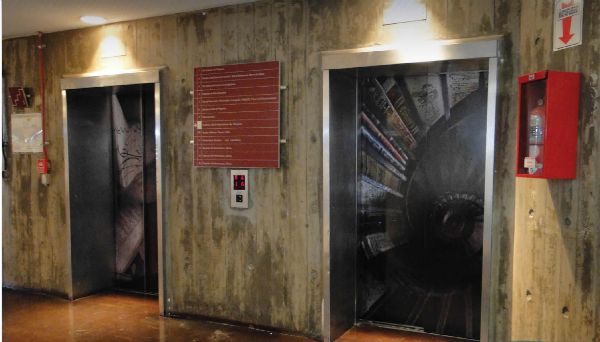 Ploteo y colocación de vinilos autoadhesivos osbre puertas de ascensores